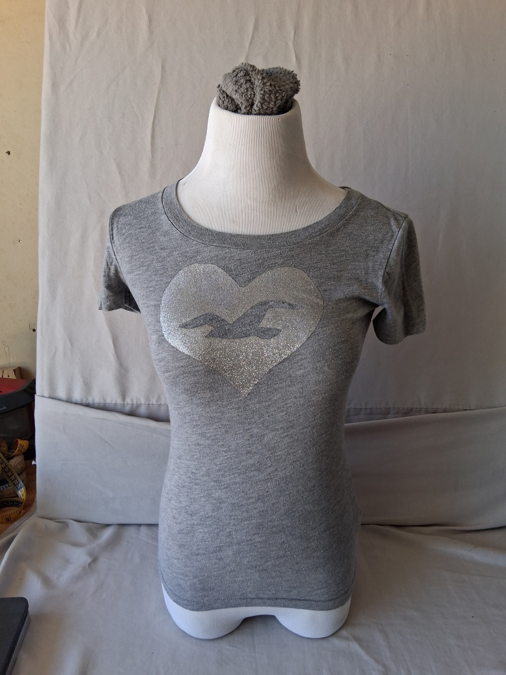 Hollister Silver Glitter Heart Gray Short Sleeve Tee : Size XS